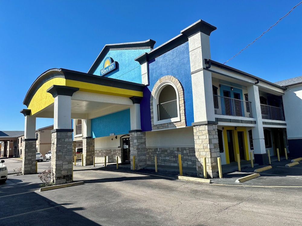 undefined Days Inn by Wyndham Houston East 8