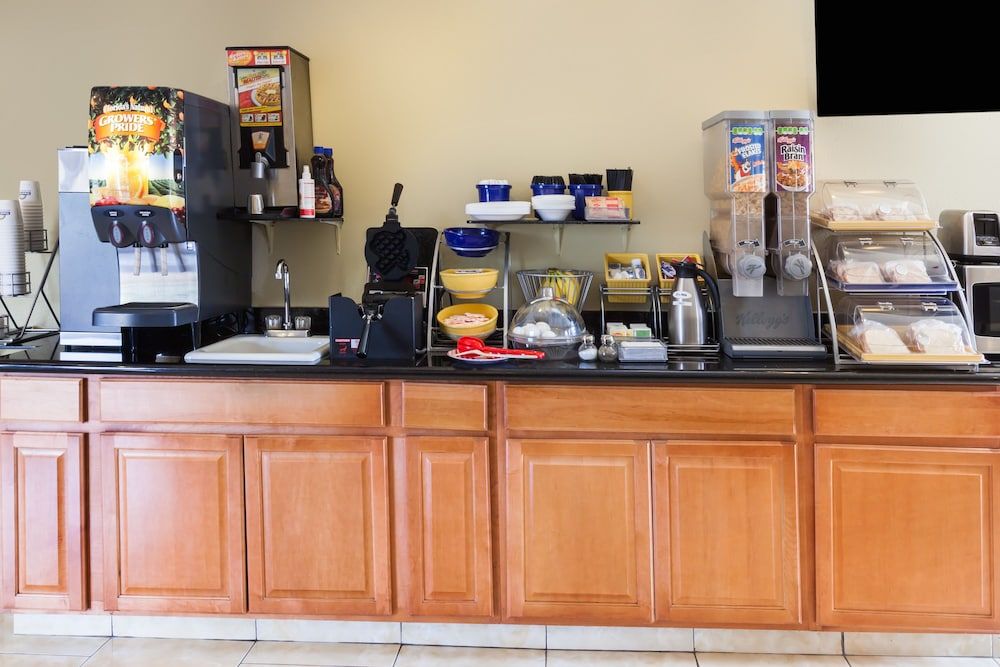 undefined Days Inn by Wyndham Houston East 10