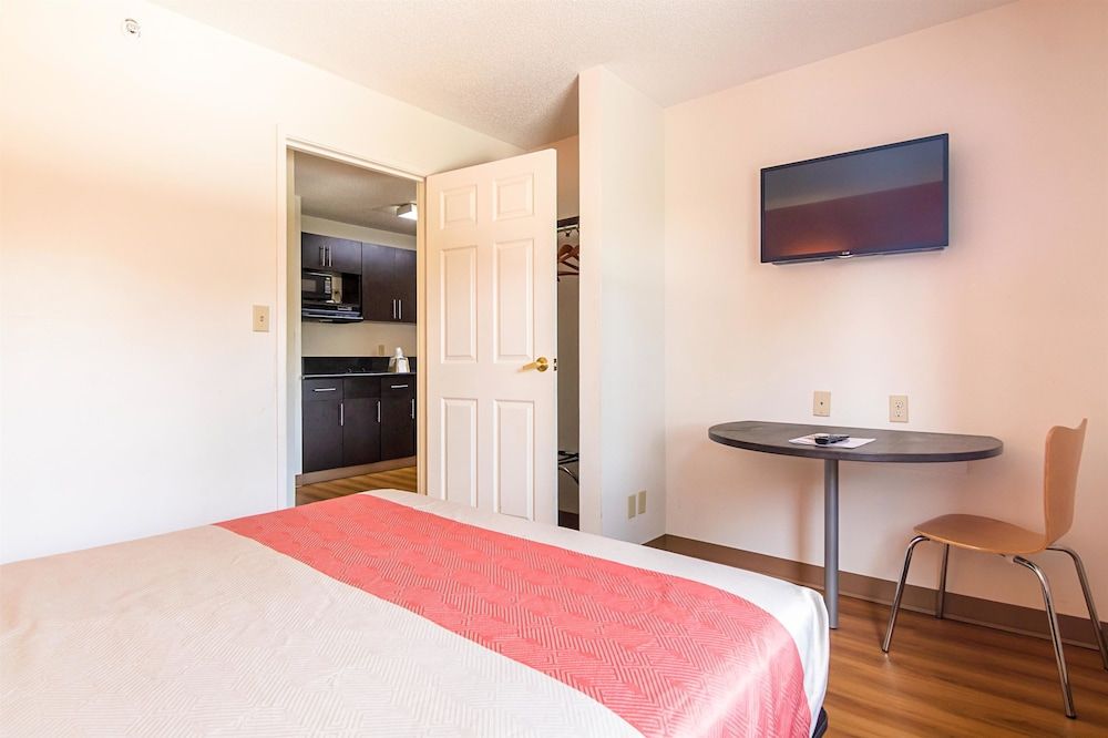 Motel 6 Jonesboro, GA Deluxe Room, 1 King Bed, Accessible, Smoking 3