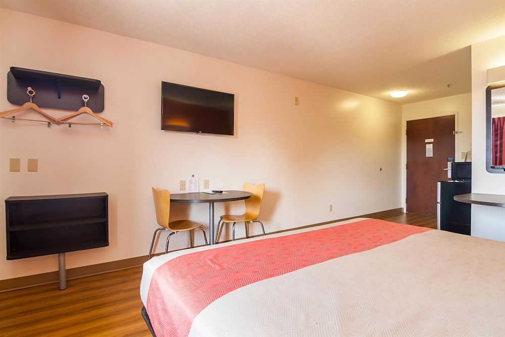 Motel 6 Jonesboro, GA Deluxe Room, 1 King Bed, Accessible, Smoking 2