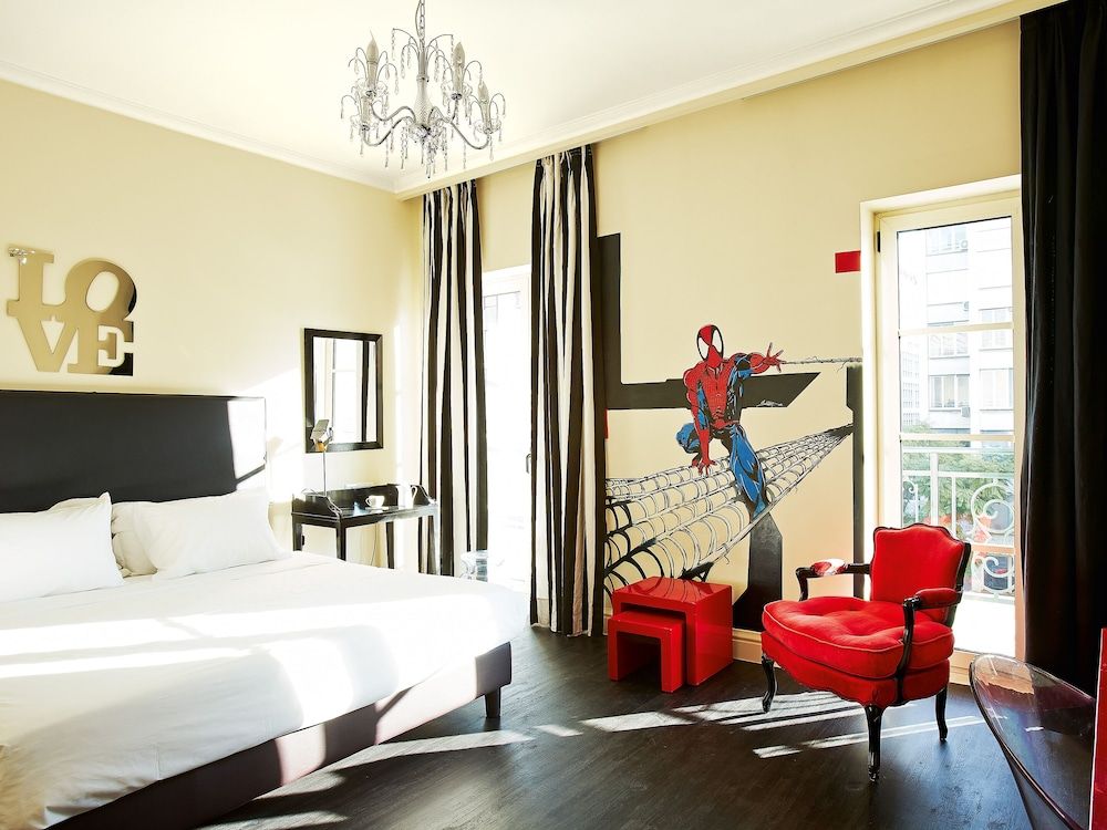Premium Graffiti Guestroom