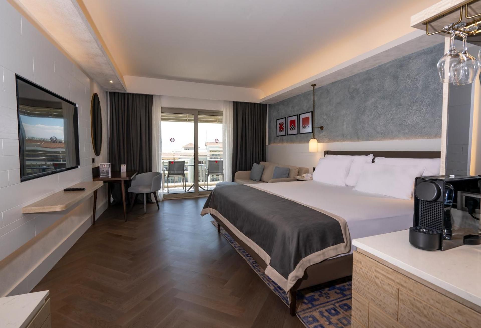 Deluxe Room Side Sea View, Pool View
