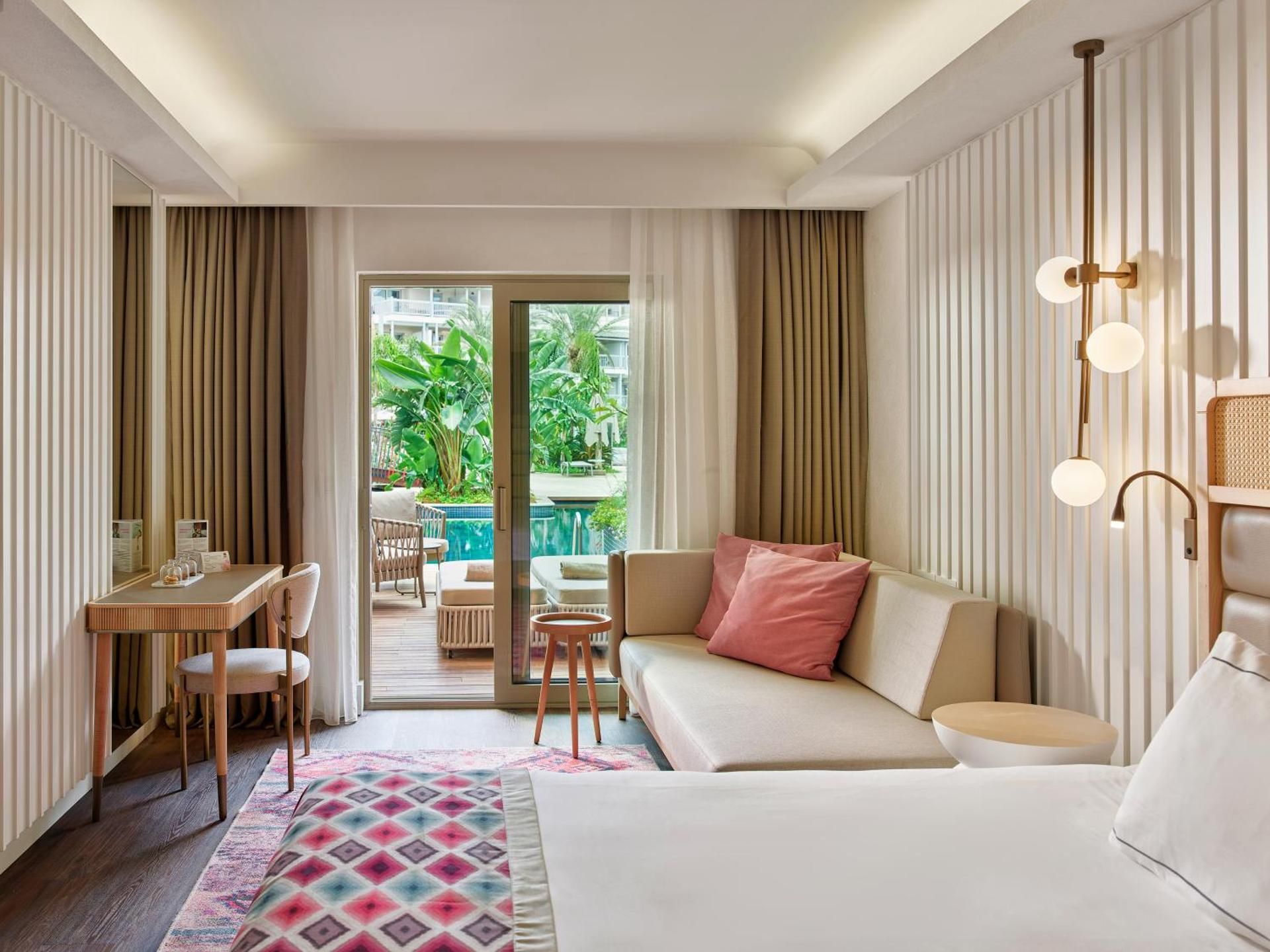 Deluxe Lagoon Room Swim-Up