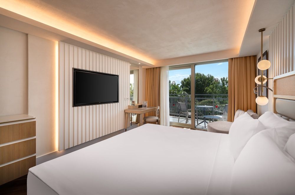 Deluxe Family Suite Swim Up