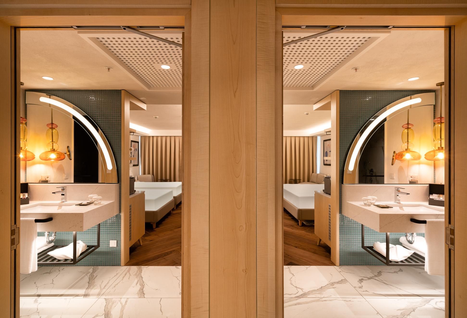Deluxe Family Suite Swim-Up