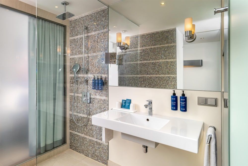 Radisson Blu Media Harbour Hotel, Düsseldorf Standard Room 6