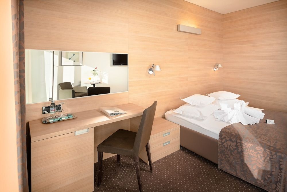 Hotel Olympia Classic Double or Twin Room, Park View 2