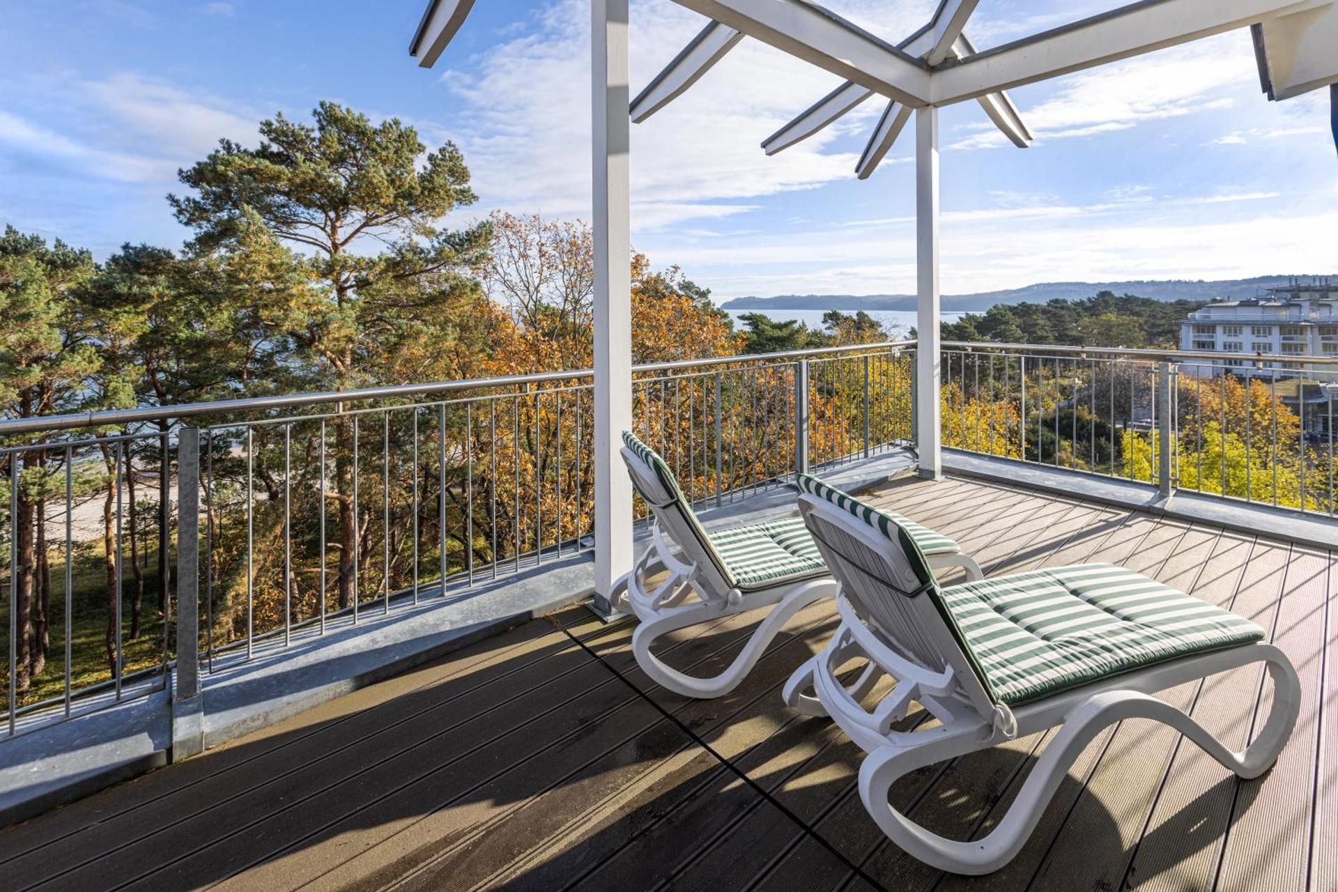 Junior Suite with Partial Sea View