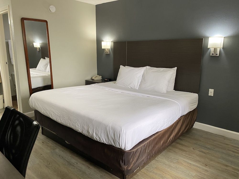 Room, 1 King Bed, Accessible, Non Smoking (Mobility)