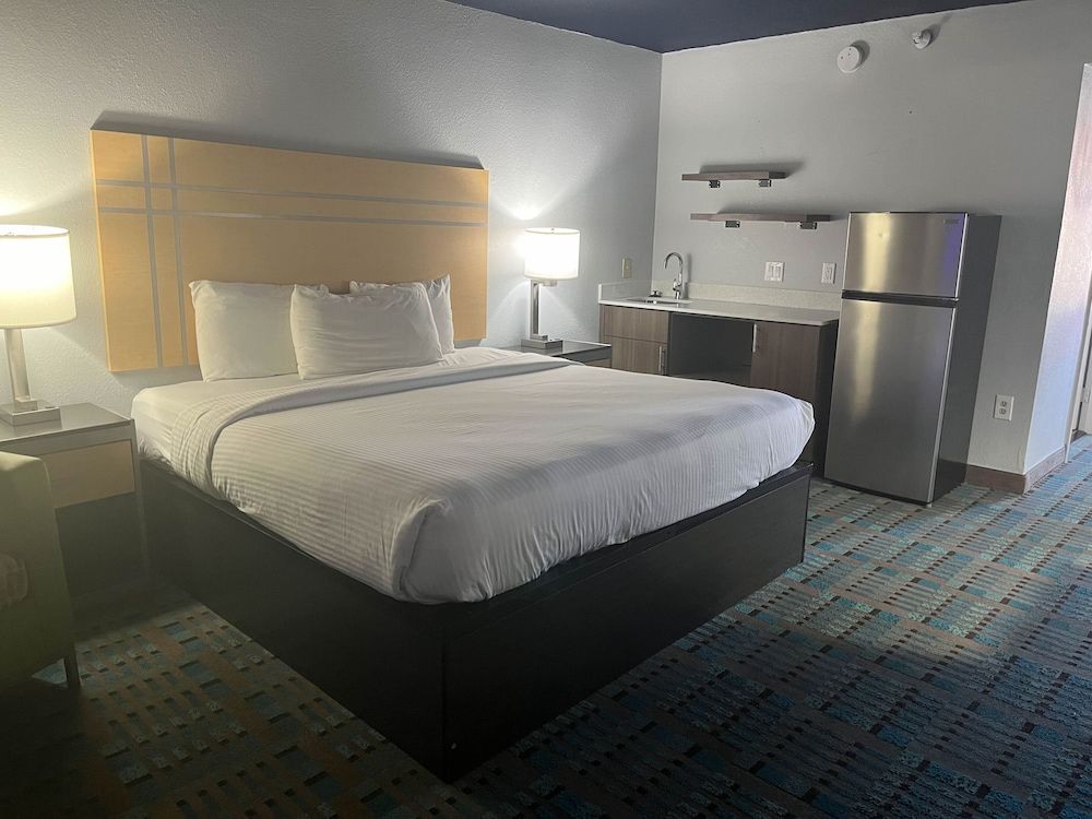 Standard Suite, 1 King Bed, Non Smoking, Kitchen