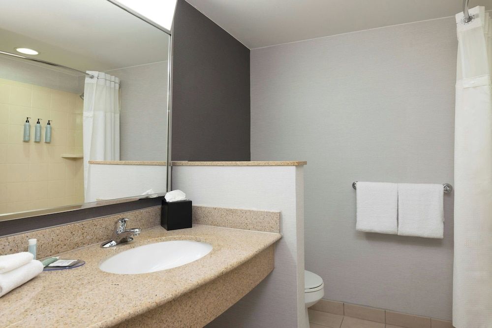 Courtyard by Marriott Boston-South Boston Room, 2 Queen Beds 5