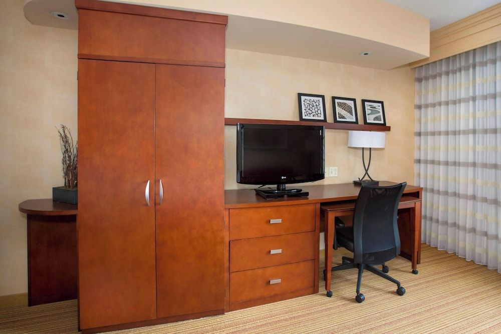 Courtyard by Marriott Boston-South Boston Room, 2 Queen Beds 7