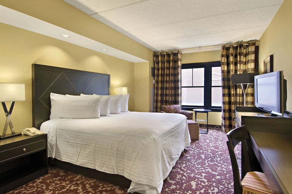 Deluxe Room, 1 King Bed, Smoking