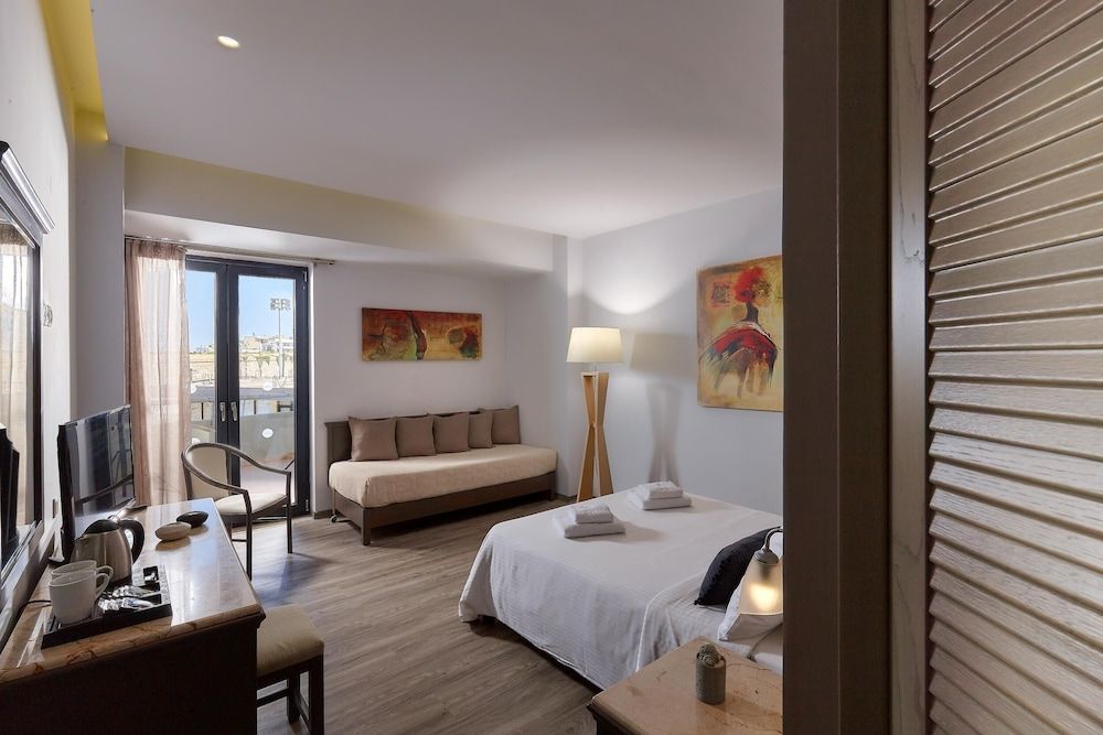 Castello City Hotel Deluxe Triple Room 8