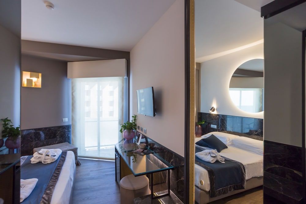 Hotel Michelangelo Superior Double Room Single Use, Balcony, Partial Sea View 2