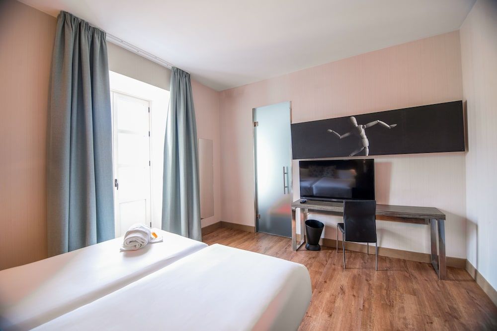 Petit Palace Santa Cruz Standard Double Room 2