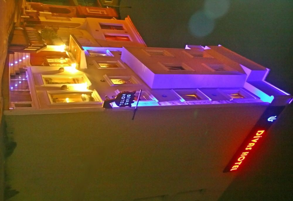 undefined Divas Hotel 9