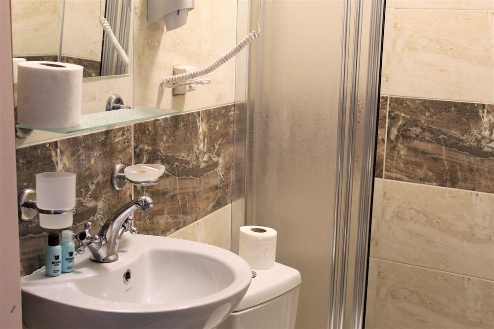 Divas Hotel Economy Room 5