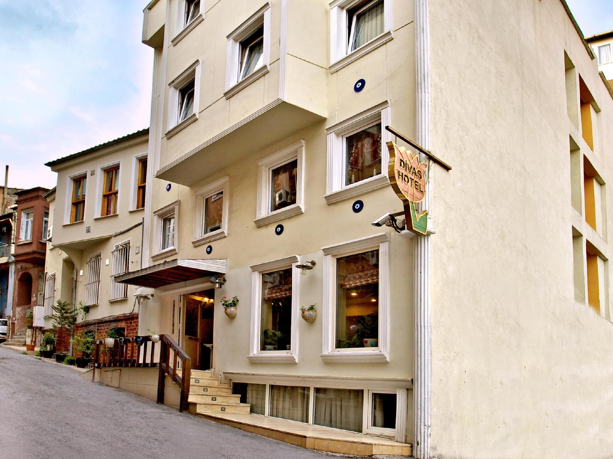 undefined Divas Hotel 6