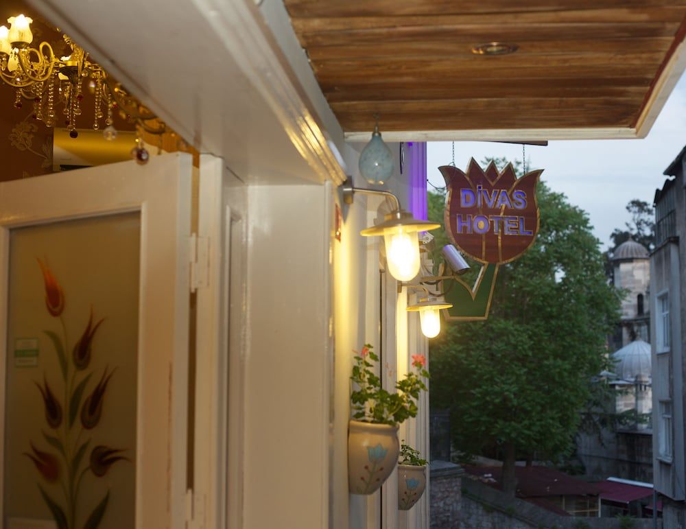 undefined Divas Hotel 8