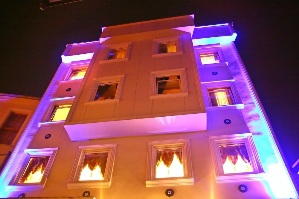 undefined Divas Hotel 8