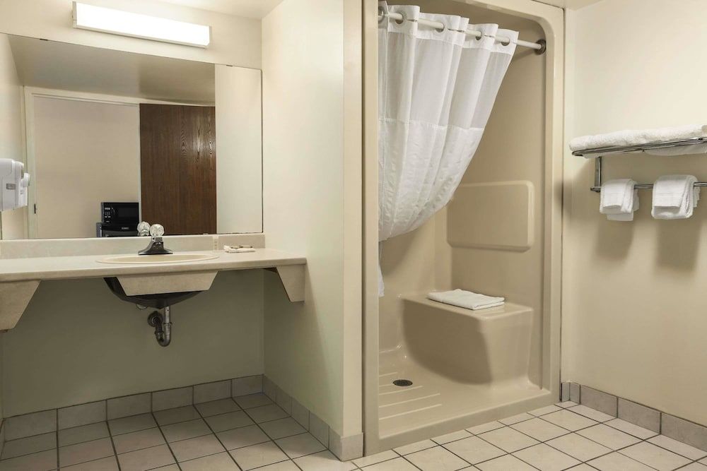Room, 1 King Bed, Accessible, Non Smoking (Mobility Accessible)