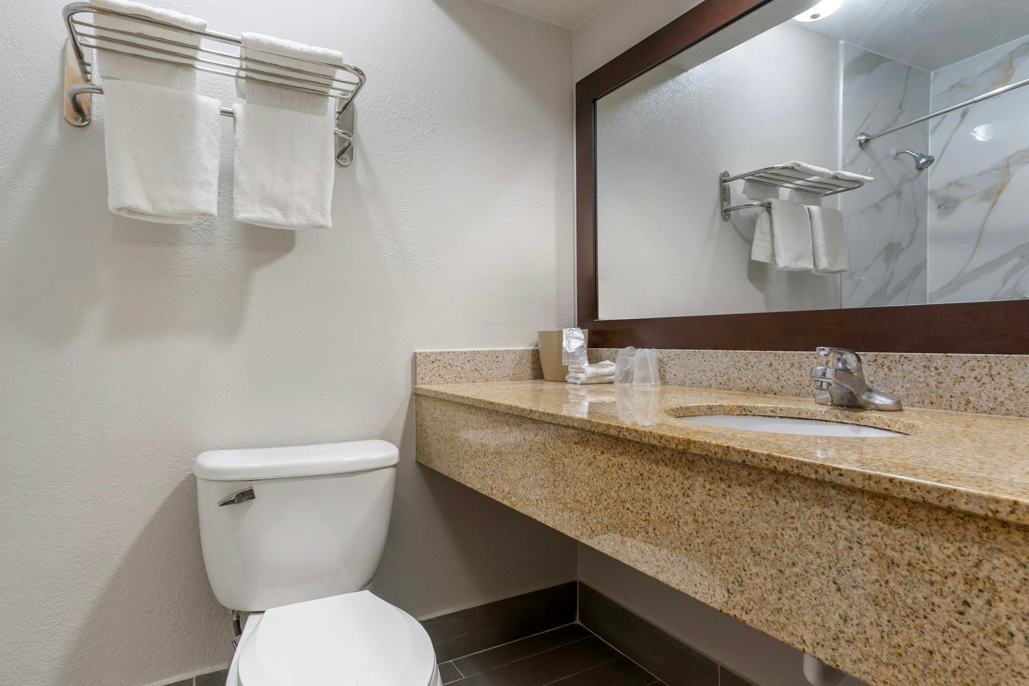 Red Roof Inn La Marque Superior King with Kitchen Non-Smoking 3