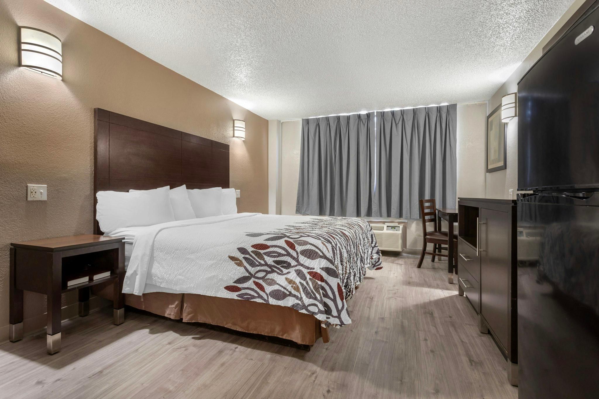 Red Roof Inn La Marque Superior King with Kitchen Non-Smoking 2