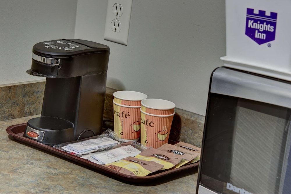 Knights Inn Kamloops Room, 1 King Bed 9