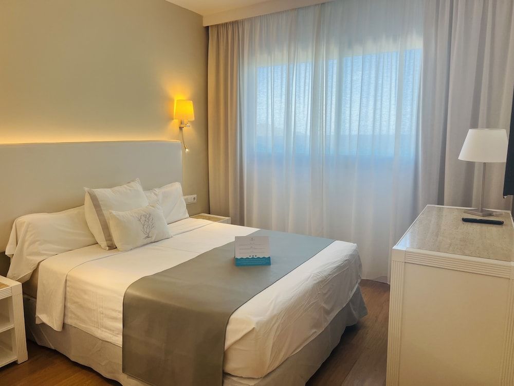 Low Cost Double Room, 1 Queen Bed (No Balcony)