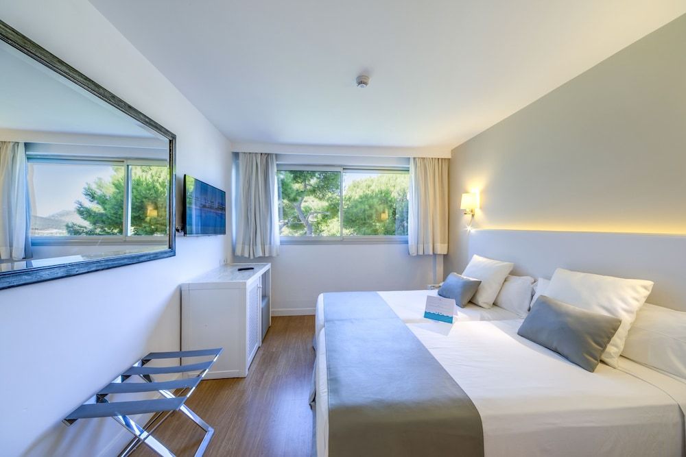 Low Cost Double Room, 1 Queen Bed (No Balcony)