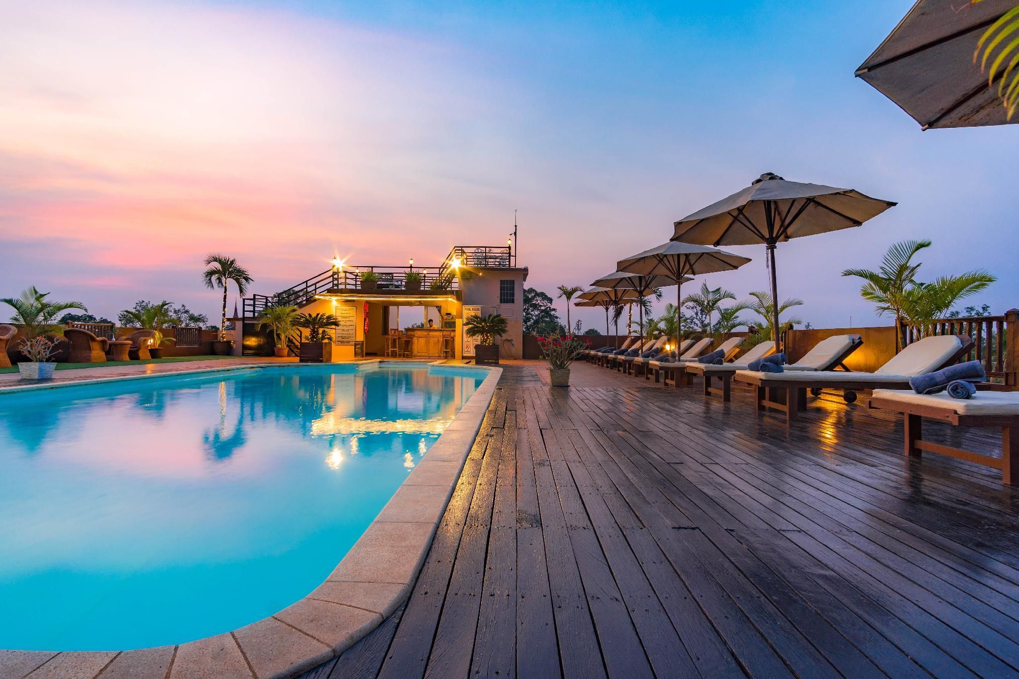 swimming pool [outdoor]