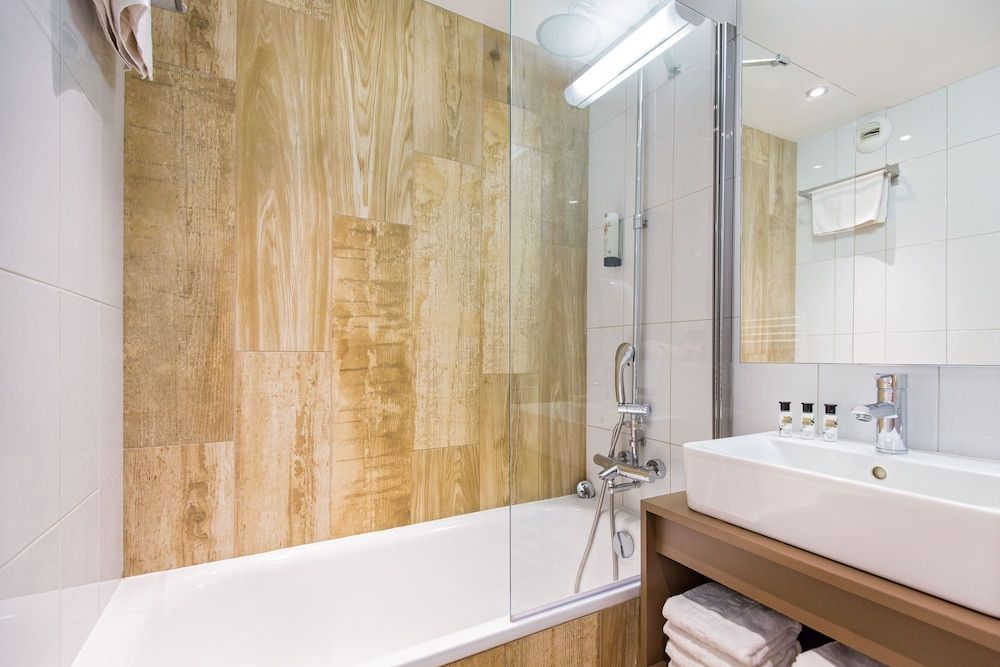 SOWELL HÔTELS Le Parc & SPA Superior Double Room 9