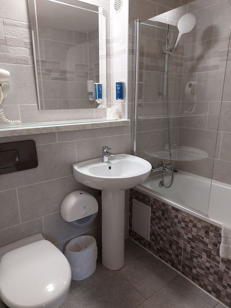 Brit Hotel Bosquet Triple Room 2