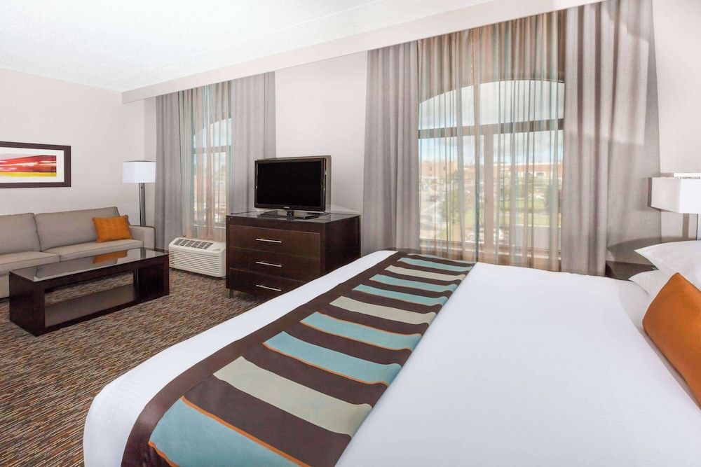 Suite, 1 King Bed, Non Smoking (One-Bedroom)