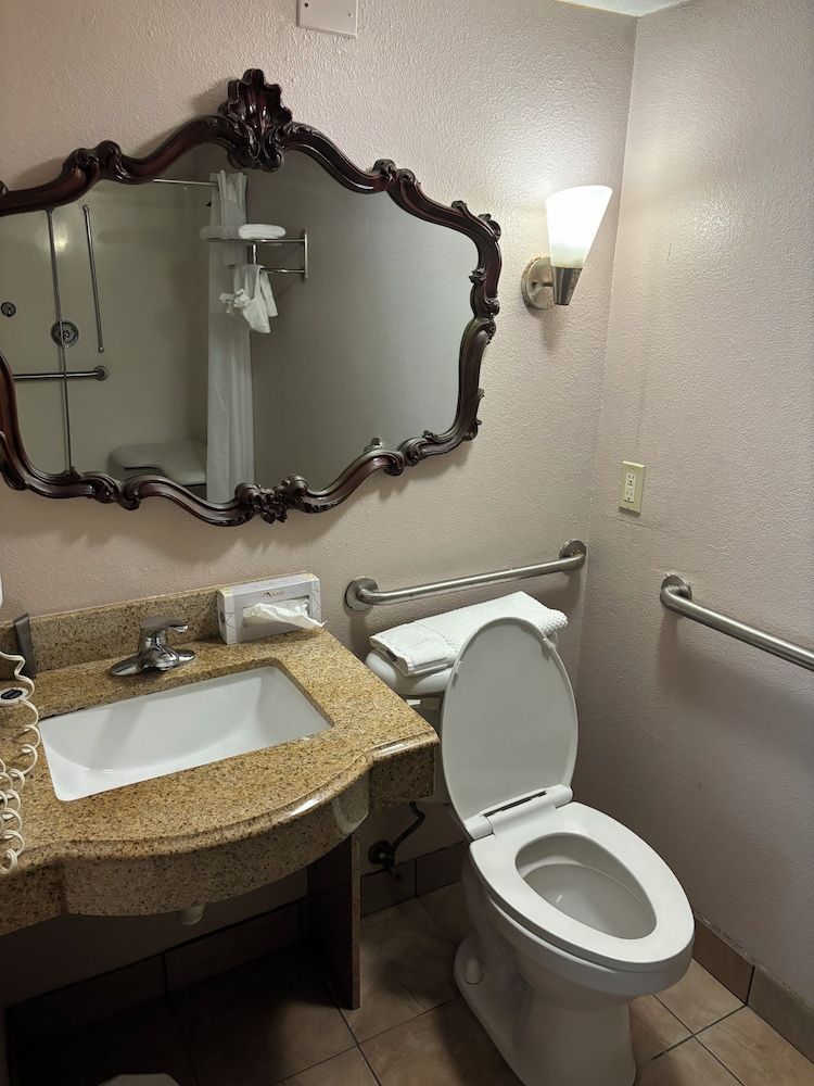 Inn On The Green Deluxe Room, 2 Queen Beds 4