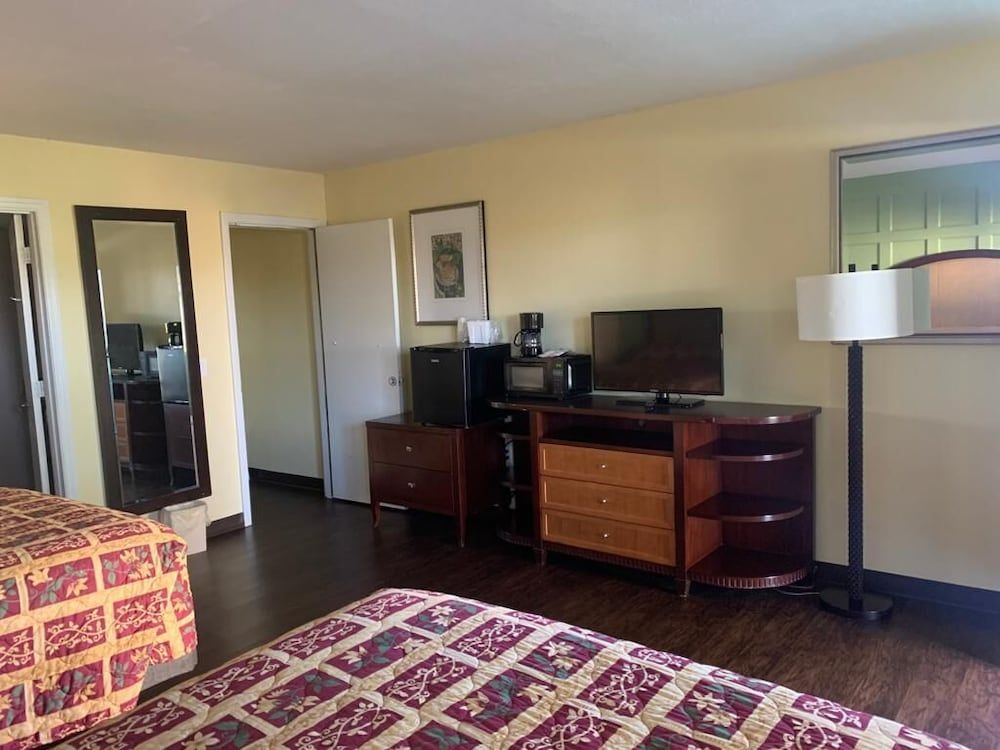 Inn On The Green Deluxe Room, 2 Queen Beds 8