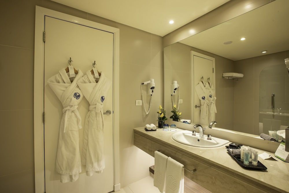 Grand Rotana Resort & Spa Room, 2 Twin Beds, Sea View 6