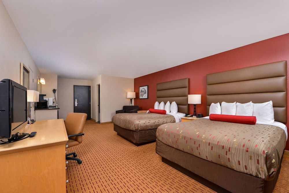 Clackamas Inn & Suites Standard Room, 2 Queen Beds 3