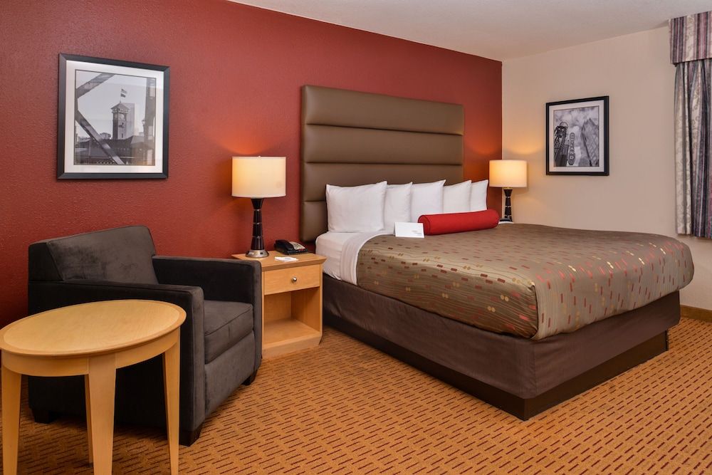Clackamas Inn & Suites