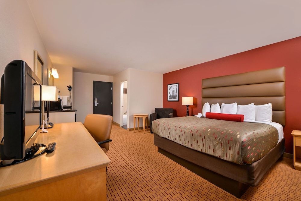 Clackamas Inn & Suites Standard Room, 1 King Bed 3