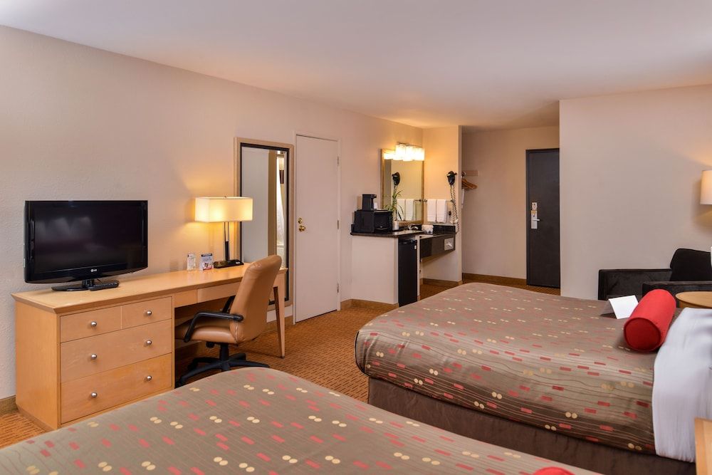 Clackamas Inn & Suites Standard Room, 2 Queen Beds 4