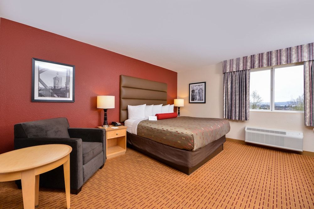 Clackamas Inn & Suites Standard Room, 1 King Bed 2