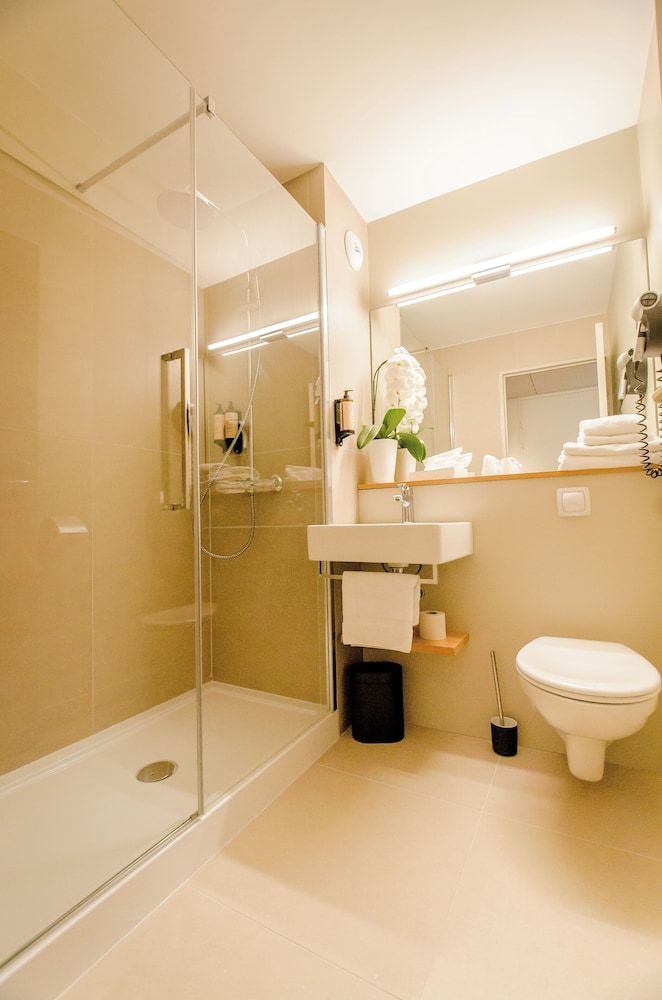 Golden Tulip Villepinte Roissy Parc des Expositions Comfort Room, 2 Twin Beds 4