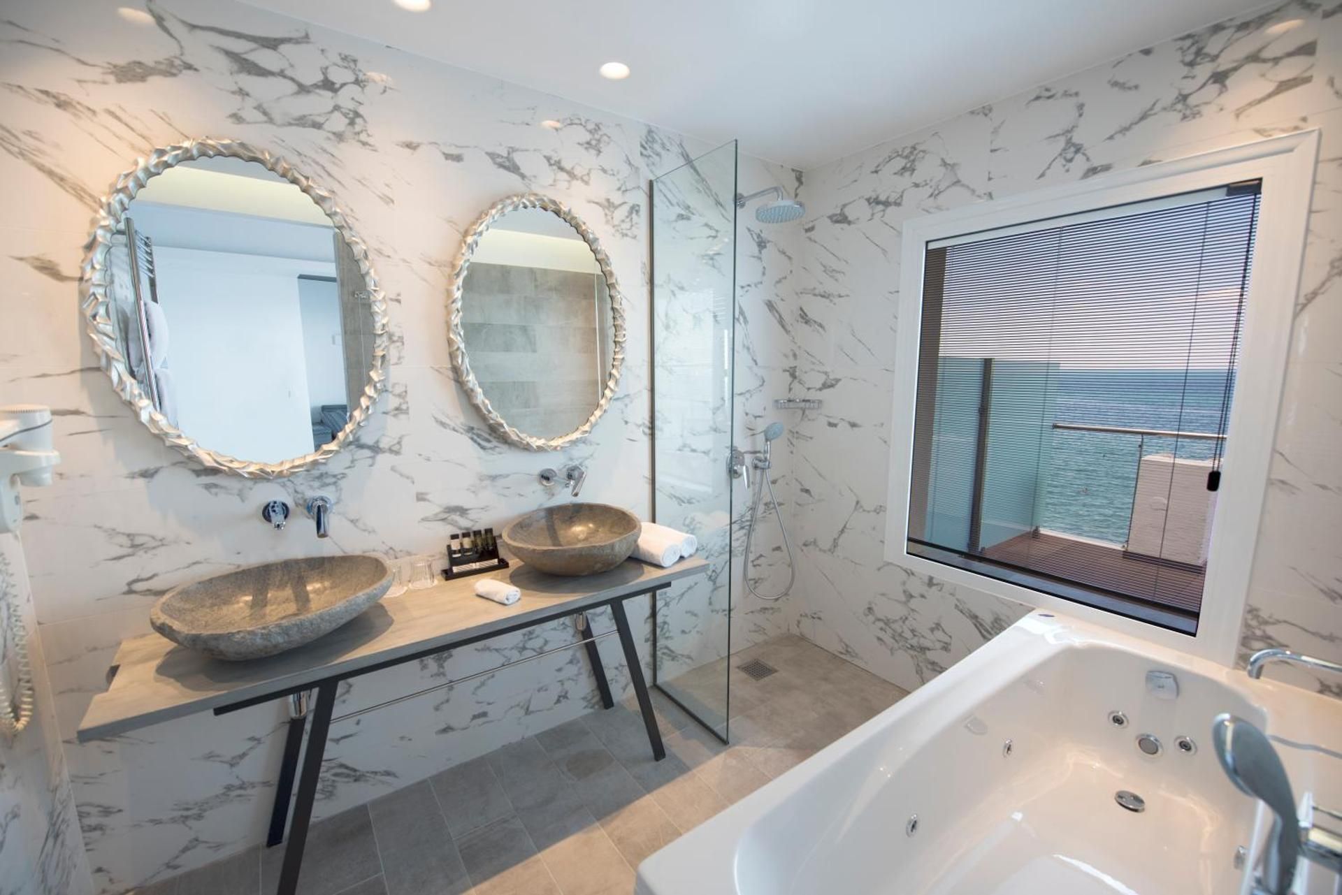 Golden Star City Resort Panoramic Sea View Aeolus Suite 3