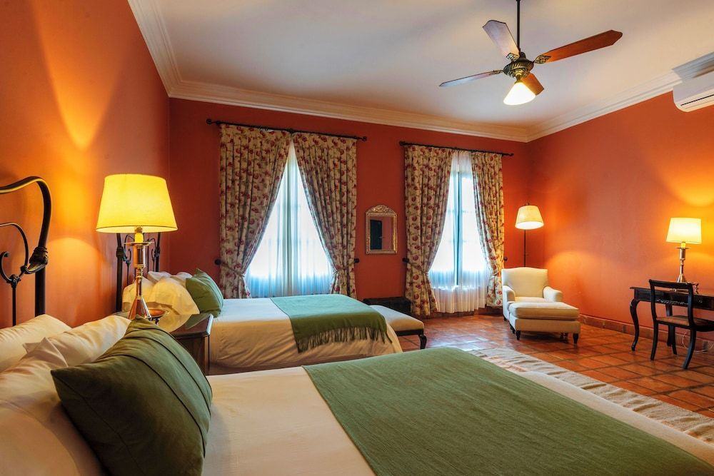 Colonial Room 2 Twin Beds