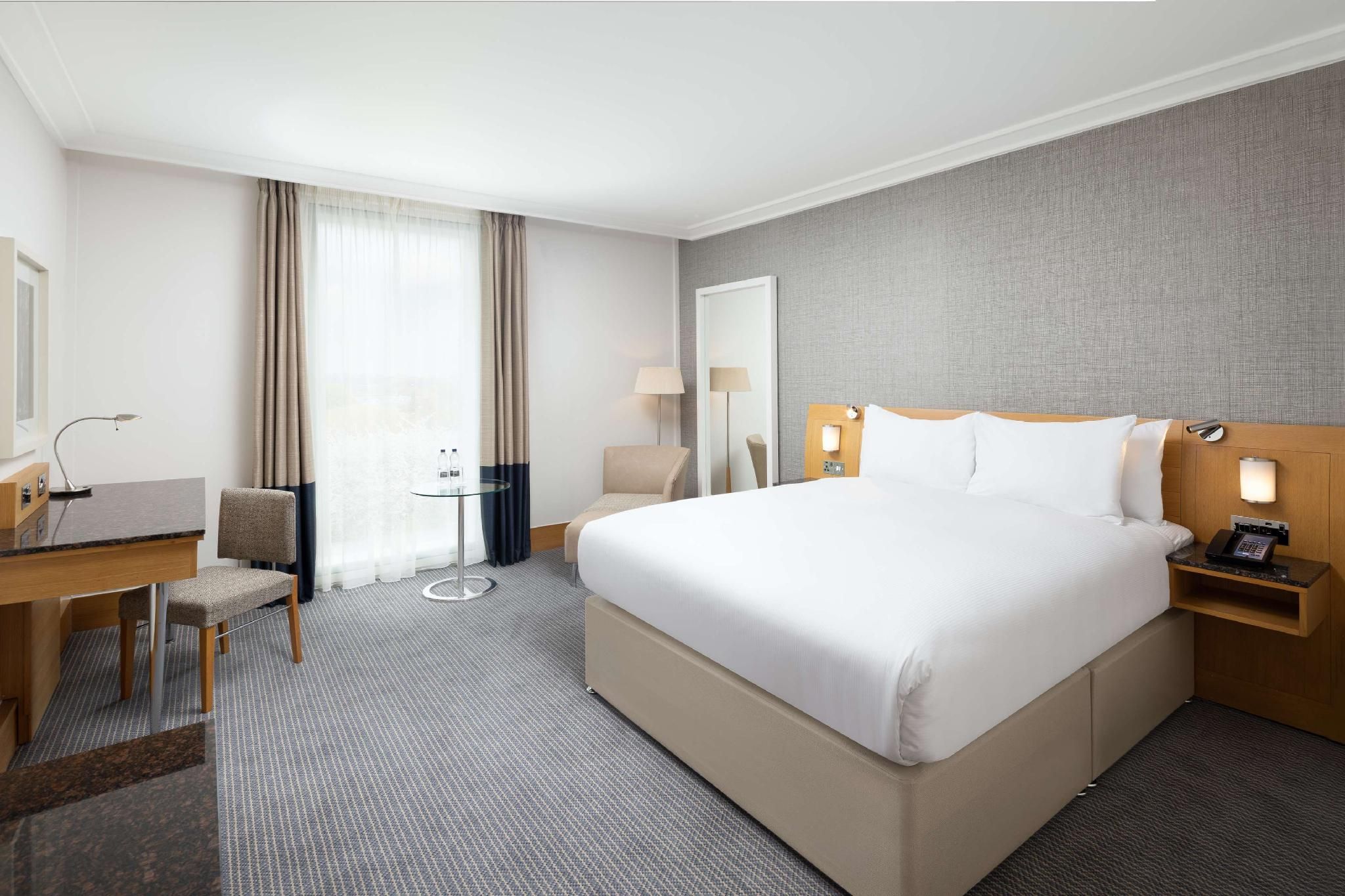 1 King Bed Suite With Separate Lounge