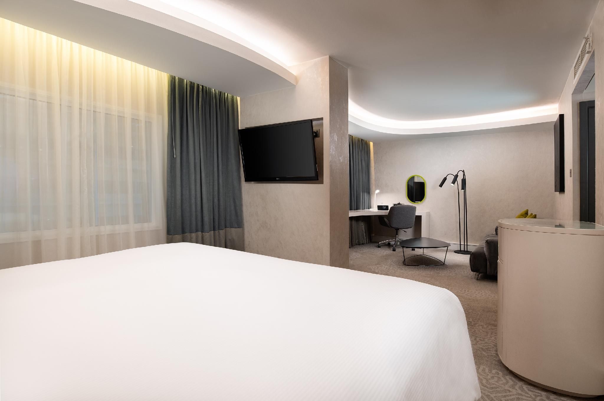 King Junior Suite with Lounge Access