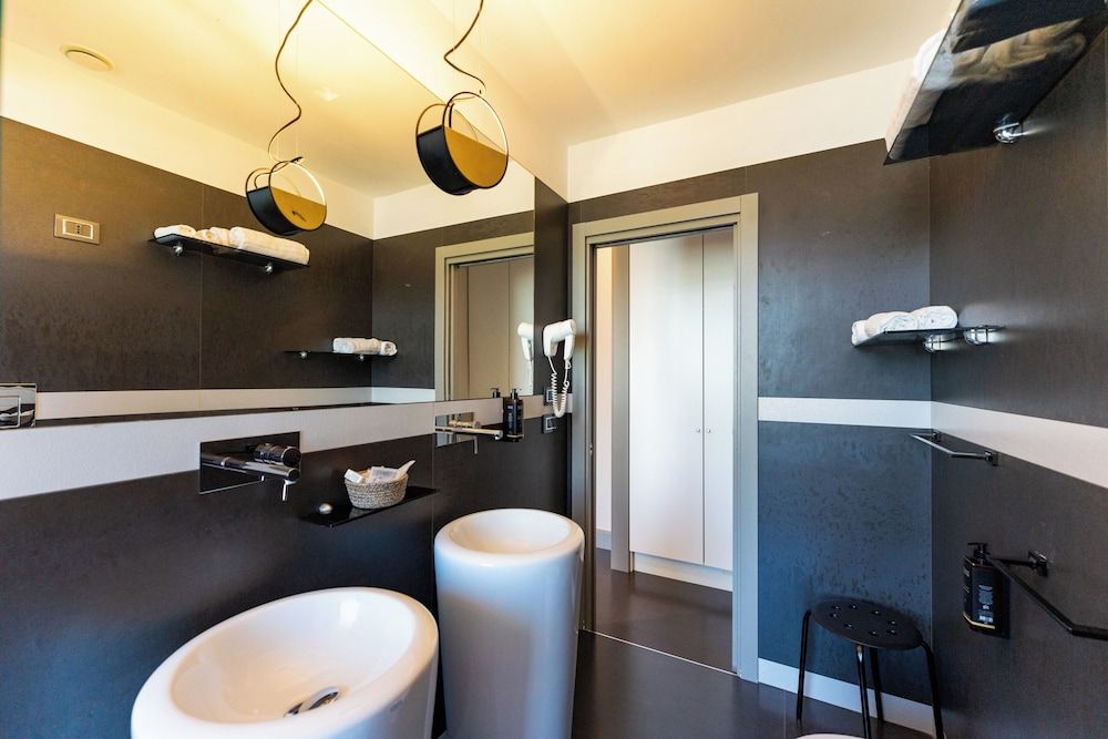 Hotel Il Gabbiano Deluxe Suite, Hot Tub, Sea View 9