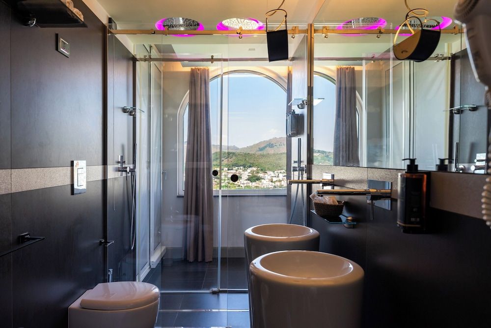 Hotel Il Gabbiano Deluxe Suite, Hot Tub, Sea View 10